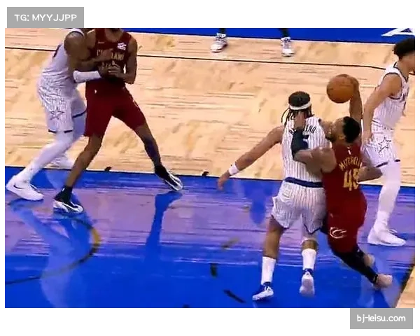 魔术侧翼收缩协防限制米切尔突破，班凯罗弱侧刷卡干扰传球视野